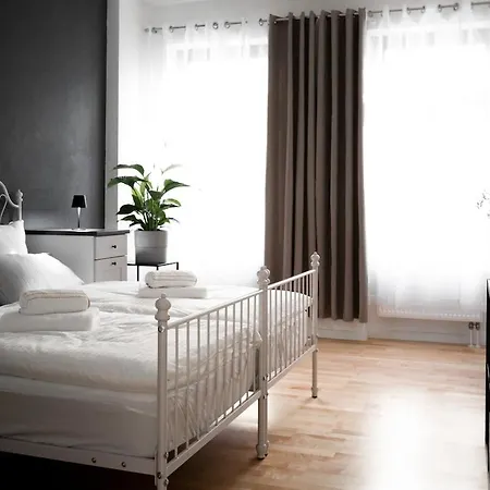 Apartment Deluxe With Balcony Near Stadium &